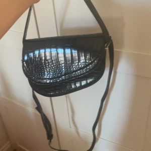 Svart snygg väska - Säljer denna svarta snygga väska