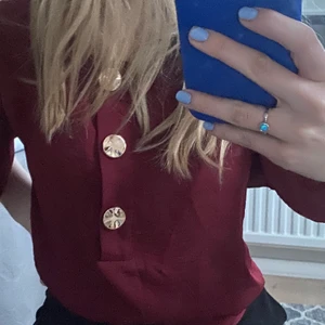Blus - Säljer min fina blus, färgen är så snygg och det passar så bra med de guldiga knapparna. Tyvärr blivit för liten för mig därför till salu! Dessutom nästan aldrig använd! ❤️ Köparen står för frakten!