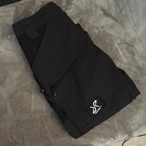 Revulotion race fritidsbyxa  - Svarta sköna fritidsbyxor från RVRC, knappt använda storlek XS/S 350kr frakt inräknad