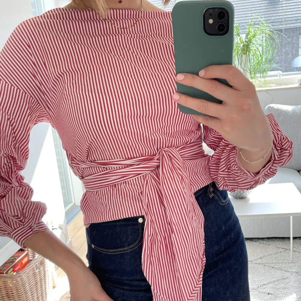 Randig blus från Zara som kan användas på båda hållen❤️ 100 kr ex frakt☺️. Blusar.