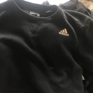 adidas tröja - använt knappt