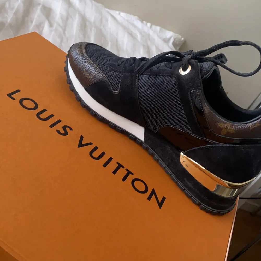 Säljer mina helt nya och äkta lv skor köpta från Louis Vuitton sidan. Kvitto finns, aldrig använda.  Storlek 37,5 passar 38/39 då dom är stora i stl. Köpta för 7,5 säljer för 5,5. . Skor.