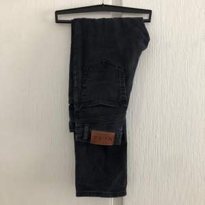Jättefina svarta jeans från NAKD i storlek 34🖤 säljer då de är för små för mig. Jeansen kostar 200kr