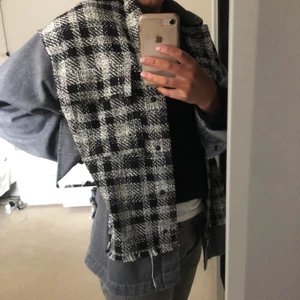 Jacka  - En så snygg vårjacka från zara. Den är endast använd några gånger i somras så skicket är väldigt bra❤️