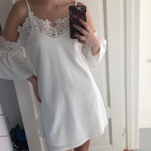 Vit klänning - Säljer denna fina klänning som är perfekt till skolavslutning eller student från Madlady, är endast använd 2 gånger. Den är i jätte bra skick och har fin detaljerad spets och är inte genomskinlig.