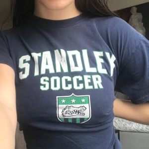 Mörkblå t-shirt med tryck - Krokodiltryck!