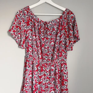 Blommig jumpsuit - En jättesöt och somrig jumpsuit som tyvärr blivit för liten. Offshoulder (Köparen betalar frakten)💗💞💓💕