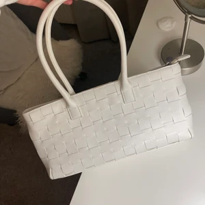 Väska från nakd - Jättefin väska från nakd, använd typ en gång. Jättefin till sommaren. Frakt tillkommer. Nypris 400