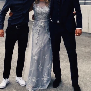 Balklänning  - Säljer min underbara balklänning, använd ändast en gång! Nypriset på denna klänning är 2800kr