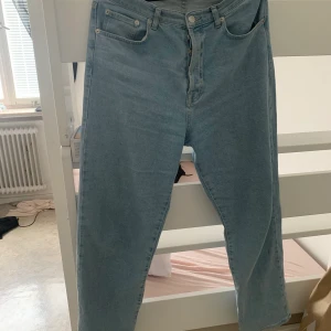 Nakd jeans  - Storlek 40, de är i bra skick. Ordinarie pris är 419kr mitt pris är 300kr. Köparen står för frakten 🥰