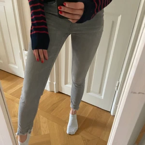 Zara jeans - Snygga ljusgråa jeans med slitning nertill i storlek 34, (jag är 167 cm). Använda fåtal gånger, mycket bra kvalite. Köparen står för frakten