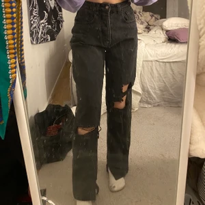 Svarta baggy jeans - Så najs svarta baggy jeans med slitningar, de är köpta från pretty little thing förra året men använder dem aldrig så säljer därför vidare! Jag är 159 cm och de är en bra längd på mig, skulle också passa om man är lite längre!