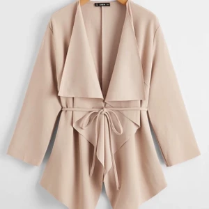 Beige kappa - En beige kappa från shein, väldigt söt.