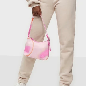 Nelly mjukisbyxor petite - Oanvända beiga mjukisbyxor, är lite för lång för dem med tanke på att dem är petite, sitter verkligen jättefint på lite kortare.