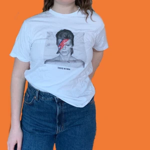 David Bowie tröja - Snygg tröja med David Bowie! Använd 1 gång. Köpt på Mango.