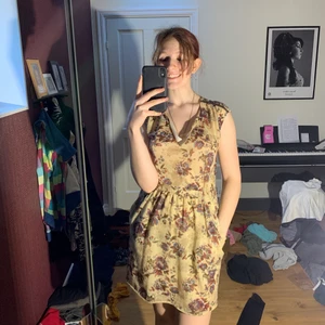 Söt blommig klänning - Väldigt skön sommarklänning med djupa fickor(!!) Väldigt bekvämt och mjukt material. Jag brukar ha S eller M i klänningar, denna passar perfekt. Knappt använd.