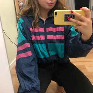 Jacka - En tunn vårjacka köpt på second hand, står storlek S men passar mig som vanligtvis brukar ha M. 🌼