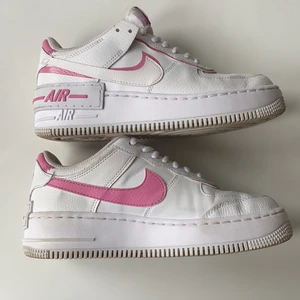 Nike Sneakers - Säljer dessa nike skor för de inte kommer till användning. De är knappast använda och är i mycket bra skick😍 Innermåttet är 24 cm✨✨ köparen står för frakt