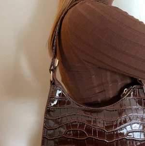 Brun axelbandsväska - Helt ny, aldrig använd, säljer pga att jag har så många väskor