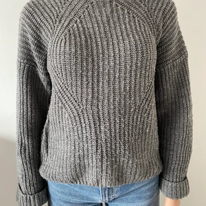 Stickad tröja från Hailys,Ullared - Grå stickad tröja från Gekås, använd några gånger, uppvikta med söm i ärmarna