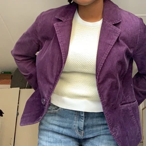 Lila blazer från hm - Snygg lila blazer från hm i manchester typ. Blazer är i storlek 44 och passar som ett M