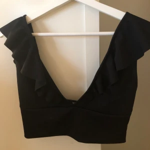 Svart topp, Nelly - Bara provad, storlek S! Jättesnygg till sommarn eller om man vill vara extra fin⚡️