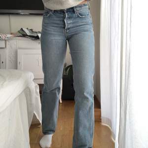Ett par raka jeans från &otherstories. Skulle säga att dom är midrise. Storlek 26. 200kr + frakt💞