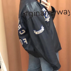 Vintage collegejacka - En jättefin mörkblå collegejacka i läder. Köpt second hand. Är ganska oversized men tycker själv det sitter snyggast då. Buda i kommentarerna🤪🤪 högsta bud 500