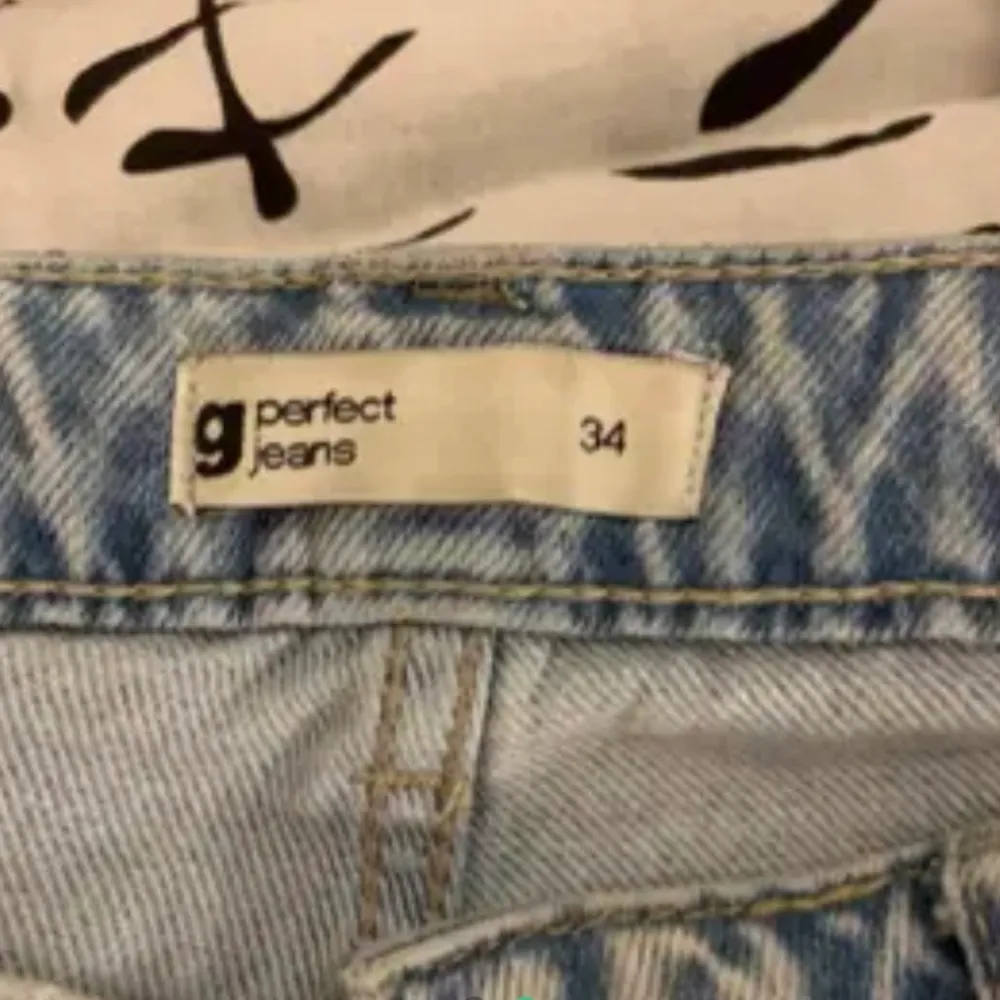 Säljer dessa boyfriend/ Mom jeans som ja köpte på gina för drygt 1 år sen. Dom är använda men dom är i mycket bra skick. Köpte dom för 400-500kr. Väldigt populär jeans o passar till allt. Och dom är rätt så högmidjade. . Jeans & Byxor.