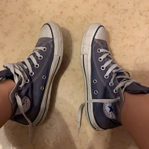 Converse - Super snygga grå höga Converse i storlek 37,5. Fint skick endast använda få gånger. 250kr, ingen budgivning!❤️