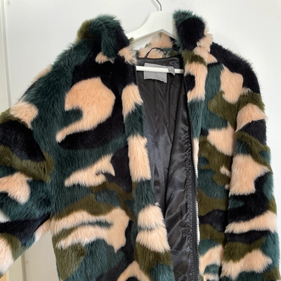 Fuskpälsjacka i camomönster - 91