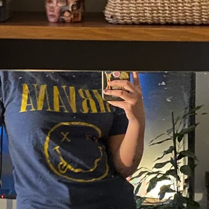 Nirvana tröja - En blå gul nirvana tröja.