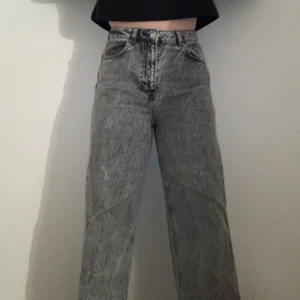 Svart/gråa Jeans - Ett par svart/gråa jeans från NA-KD. Storlek 38! 200 kr + ev frakt