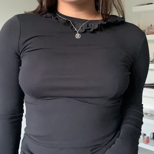 Långärmad tröja med volang krage - Jätte söt långärmad topp från & Other stories med volang vid kragen, aldrig använd och är i storlek s