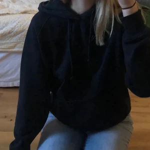 Svart Hoodie - Svart superfin Hoodie från Bik Bok i storlek M!! Snöret är utdraget, men med följer ifall du vill ha det!  priset kan diskuteras ❤️