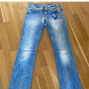 Replay lågmidjade - Såå fina y2k lågmidjade jeans från Replay!! Köpt på plick men tyvärr för små för mig som har 38/M🥰