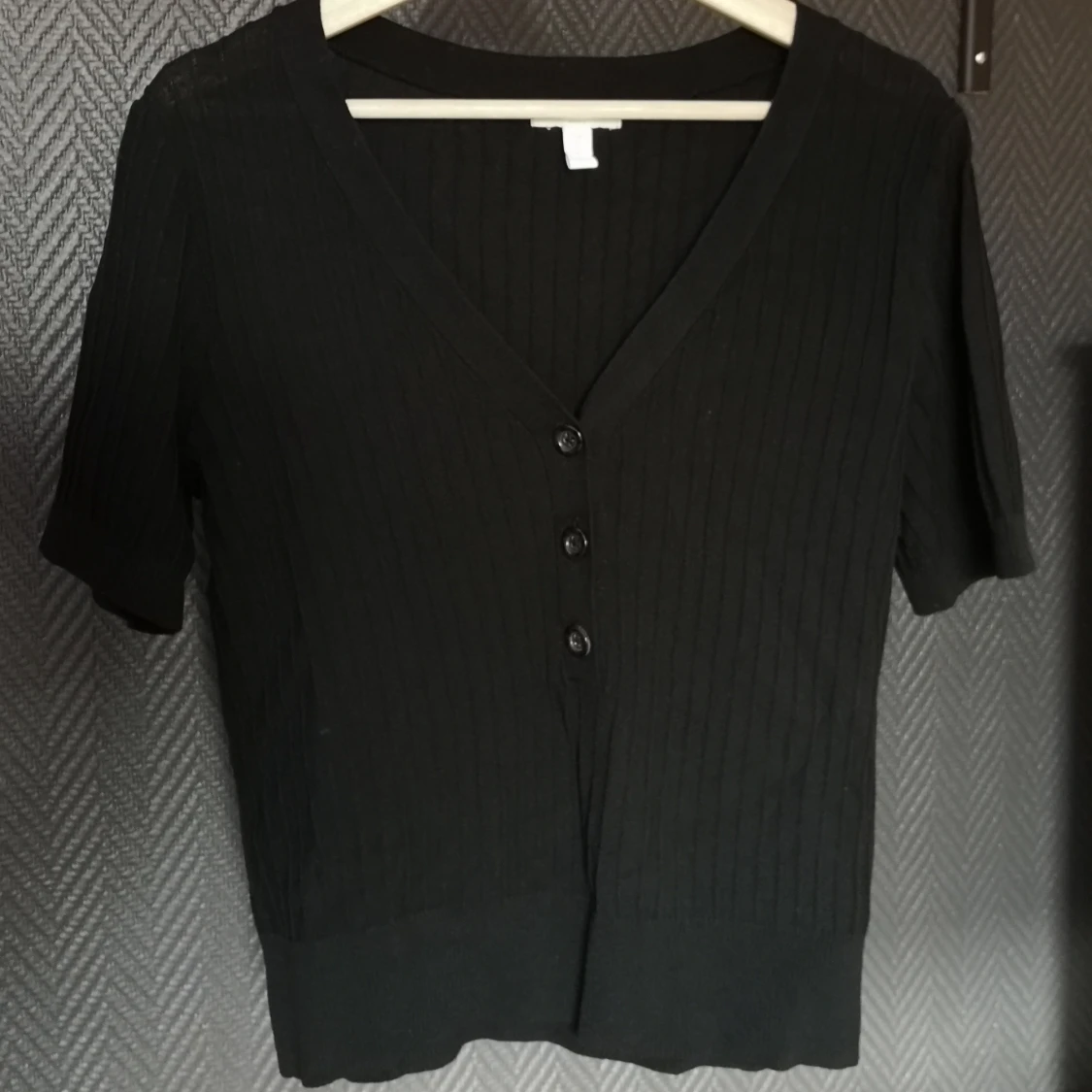Ribbad topp med knappar  - 90