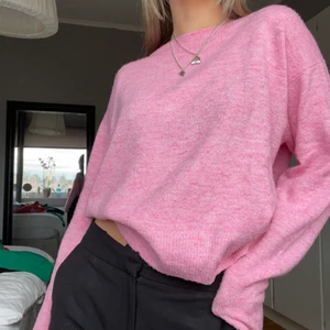 Rosa stickad tröja - En rosa stickad tröja från HM, storlek XS men ganska stor i storleken så skulle kunna passa S också :)