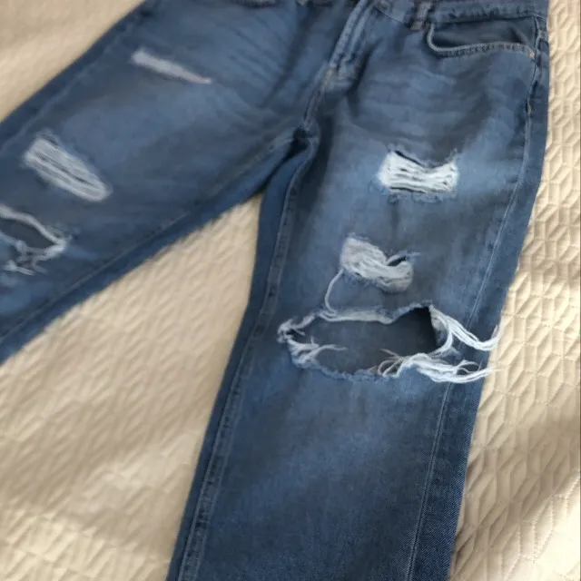 Blåa jeans med hål. oanvända. Jeans & Byxor.