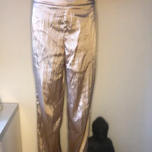 Sidenbyxor  - Ljusrosa sidenbyxor från bikbok. Supersköna och tunna. OBS’ på bilderna är de skrynkliga och skulle egentligen bara behövas strykas!