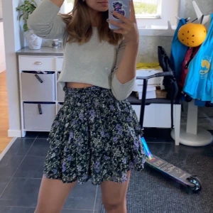 Blommig volangkjol  - Supersöt kjol från kappahl, perfekt nu när sommaren snart börjar närma sig!!😍 Storlek 158/164 men skulle säga att den passar xs-s!