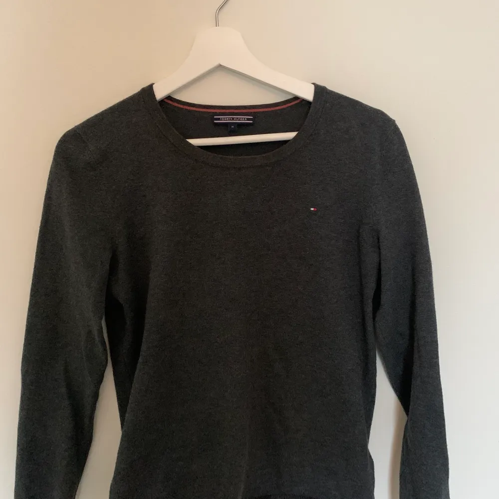En brungrå Tommy Hilfiger tröja som inte finns i butik. Endast använd en gång och är av extremt bra material⚡️ Vid intresse kontakta gärna, köparen står för frakt💖. Tröjor & Koftor.