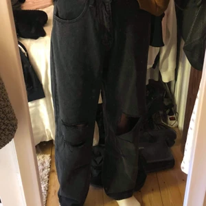 Svarta Baggy jeans strl S - Svarta baggy jeans köpta på Shein🤎 Har använt ett par gånger men har inga fläckar oönskade hål:)