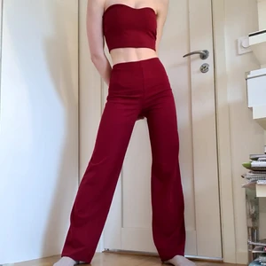 Röda Vida byxor set - Säljer ett set från boohoo. Är 173 och byxorna når ner till mina fötter. Väldigt skönt material i. Toppen är endast testad men byxorna är använda, några trådar vid vänster ben då mitt armband fastnade där men det är inget som syns. Frakt på 66 kr 