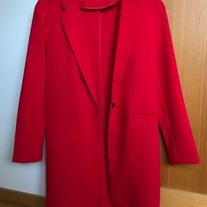 Röd Kavaj - Snygg röd kavaj i bra skick. Endast använd ett fåtal gånger. Köparen står för frakten. Vid intresse, buda i kommentarerna. Börja buda vid 150kr. 