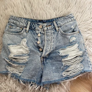Shorts  - Riktigt fina shorts! Tyvärr är dom för små för mig, älskade dessa shorts så skulle verkligen rekommendera de! Fina slitningar och man får riktigt bra röv i de för dig som undrar. Köpt på HM. Du står för frakten!
