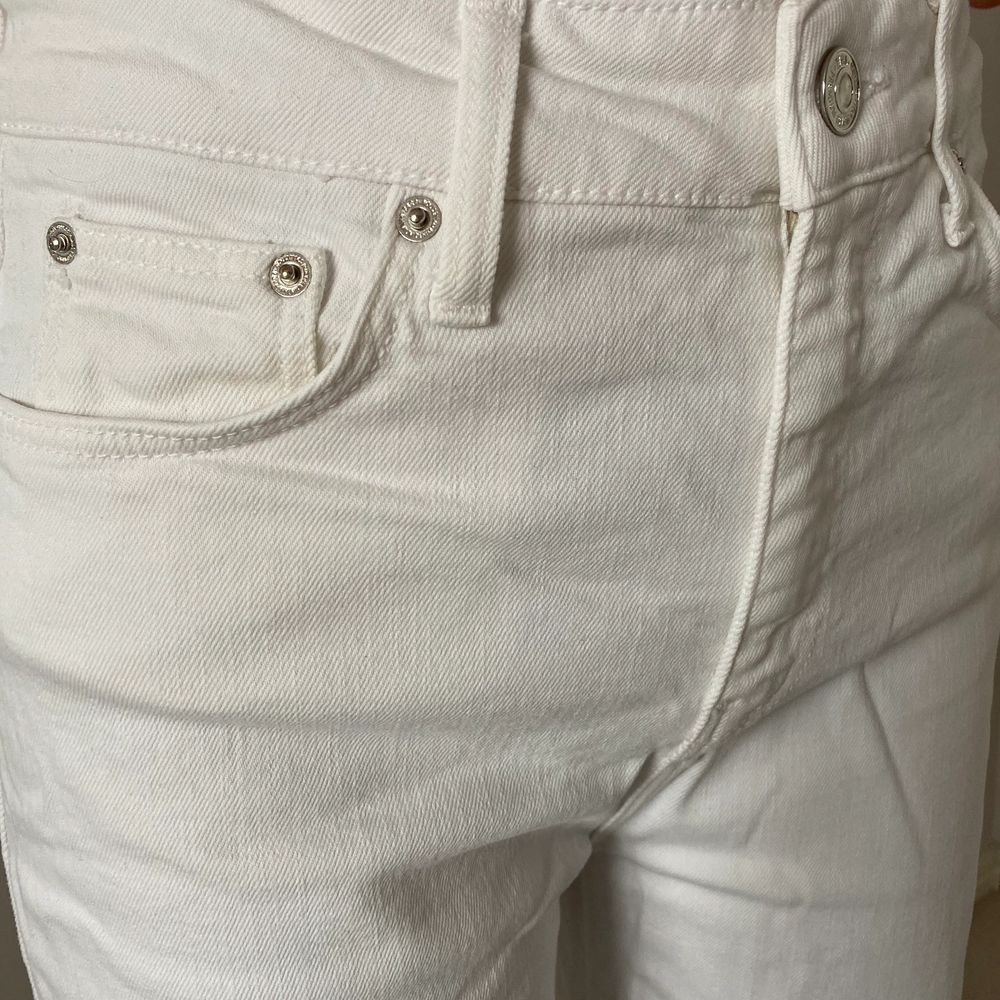 Vita jeans i ankellängd och högmidjade, säljs pga inte min stil, nyskick och använda en gång. Är 171 cm lång. Säljs för 200kr+ frakt. Budgivning om många är intresserade . Jeans & Byxor.