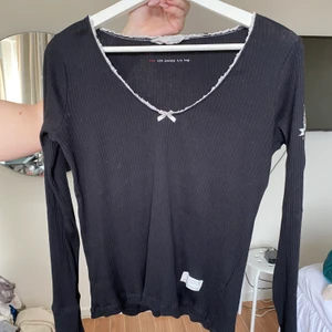 Odd Molly långärmad tröja - svart - Säljer min fina odd Molly tröja då jag inte använder den längre. 💔 Den är använd 2-3 gånger och är i fint skick! Pris kan diskuteras och köparen står för frakt 😇