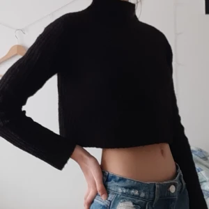 Stickad Crop top  - Svart stickad crop top, halv polo tröja från Monki i storlek S