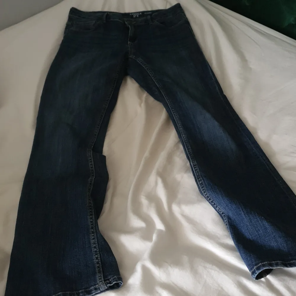 Storlek 38 (de är lite långa för mig och jag är 1,55)  säljer på grund av att jag trodde det var en annan passform               köparen står för frakten . Jeans & Byxor.